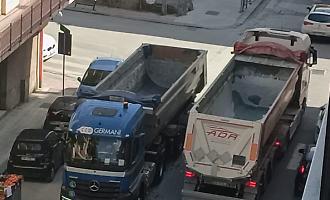 Mezzi pesanti giorno e notte nel Villaggio Unrra: rumore, polveri e promesse disattese