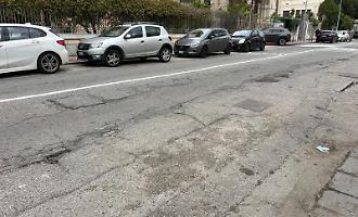 Buche e asfalto sollevato: la circonvallazione &egrave; un percorso a ostacoli e irrompe nella campagna elettorale