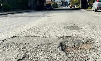 Taormina sommersa dalle buche: proteste alle stelle