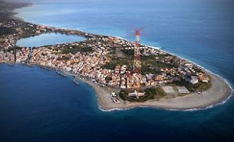 La Lega vuole piazzare la bandiera , il centrosinistra schiera la storica attivista: &laquo;No pasar&agrave;n&raquo;. Lo scontro nel quartiere simbolo del Ponte