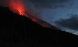 Stromboli, tracimazione lavica e modesta colata nella Sciara del Fuoco