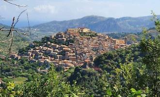 Prima vendita a San Piero Patti: "Case a 1 euro" decolla con un acquirente britannico