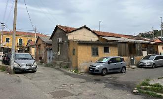 Spiraglio per i residenti di via La Rocca: case assegnate, ma al momento restano nel degrado