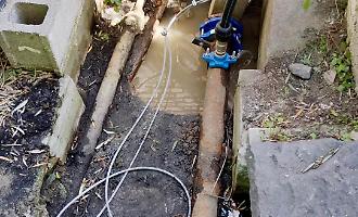 Tubazioni colabrodo: zona Alcantara senza acqua, intervento notturno sotto i binari