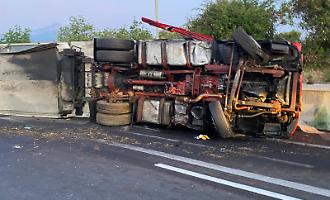 Tir si ribalta sull'A18 al km 41 tra Giardini Naxos e Taormina: travolta un'utilitaria. Due feriti