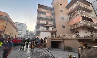 Dramma sfiorato nel Messinese: casa esplode per una fuga di gas, corsa contro il tempo per salvare gli inquilini