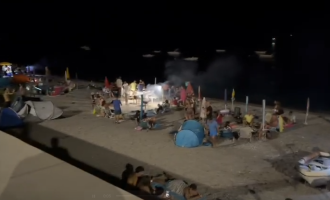 Ferragosto 2026, pienone in spiaggia a Letojanni per la notte pi&ugrave; lunga dell'estate: il video