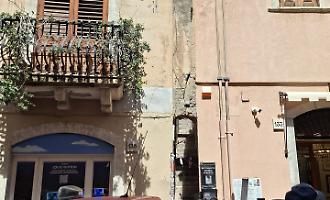 Cortocircuito dalla facciata di un palazzo del "vicolo stretto" di Taormina: le scintille feriscono un bambino in strada