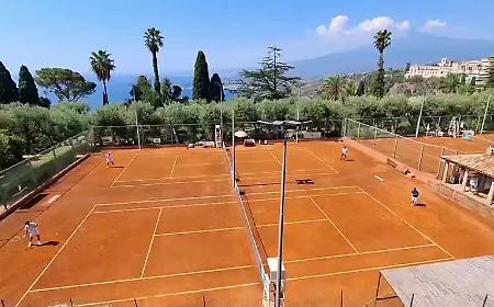 Roger Federer incanta Taormina: mattinata di tennis e lusso con Bernard Arnault. Il video