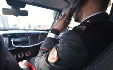 Citofonano alla porta, scende e gli sparano alle gambe. Ferito un 41enne con precedenti