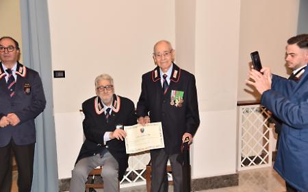 Il maresciallo dei carabinieri compie 100 anni, a festeggiarlo i colleghi dell'Arma