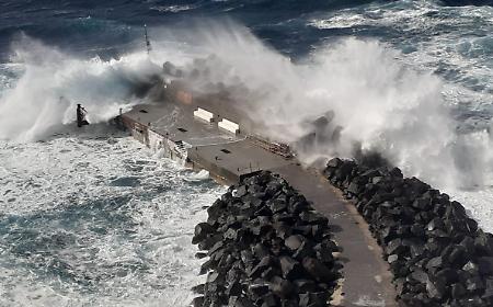 Ginostra isolata dalla mareggiata, abitanti in allarme: &laquo;In caso di eruzione come faremmo a scappare&raquo;
