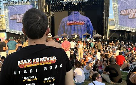 Walkman, Nintendo e giradischi: Messina fa il bagno di folla nei "favolosi" anni '90 di Max Pezzali