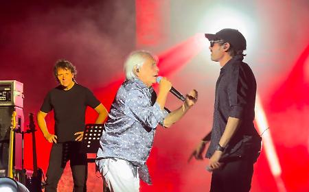Nino D'Angelo sold out al Teatro Antico di Taormina: regali e lettere sotto il palco