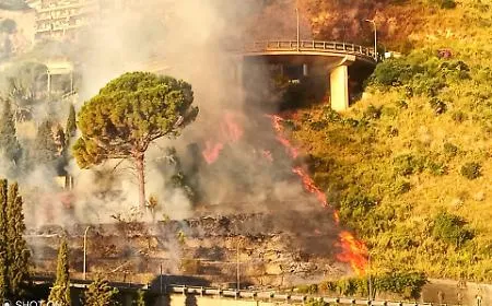 Fiamme minacciano Taormina, l'allarme del sindaco De Luca: &laquo;La citt&agrave; brucia!&raquo;