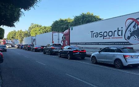 Il dramma dell'esodo di chi deve lasciare la Sicilia: un porto a met&agrave;, la burocrazia che rallenta e i camion che paralizzano la citt&agrave;