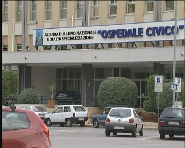 Col suo scooter contro le auto, giovane muore in ospedale