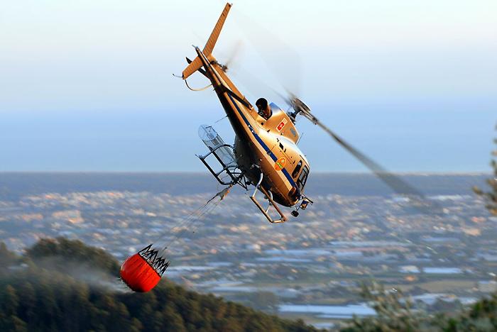 Incendi boschivi, la Regione ha noleggiato un flotta con sei elicotteri