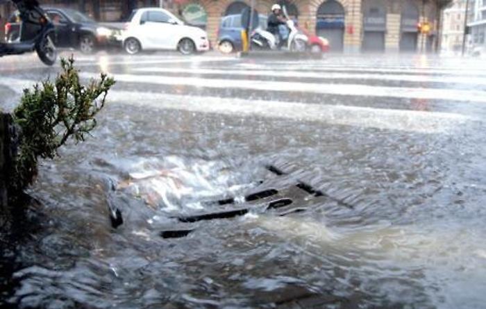 Violento nubifragio a Palermo: strade allagate e auto in panne