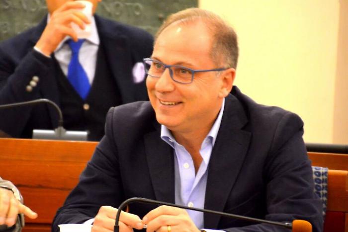 Concessione di suolo pubblico per 6 metri quadrati, sindaco di Noto a giudizio per abuso d'ufficio