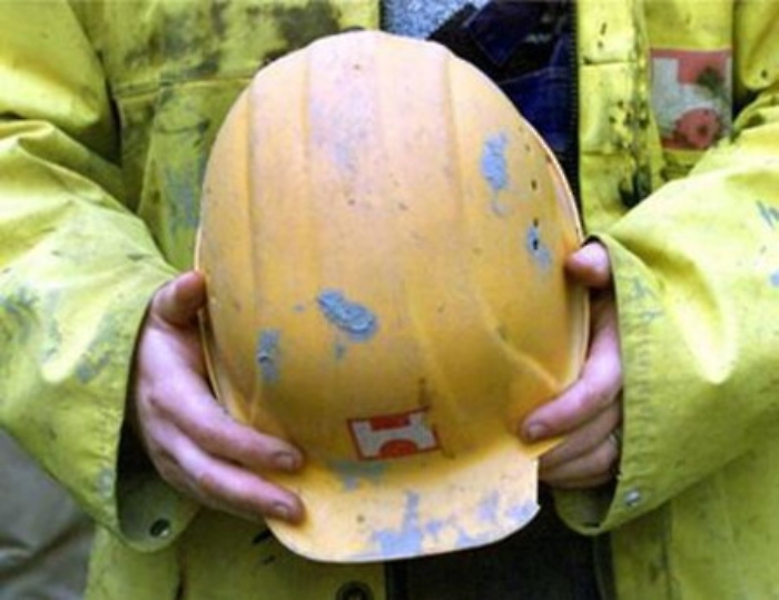 Cede una lastra e precipita gi&ugrave;:  grave operaio di un'impresa edile