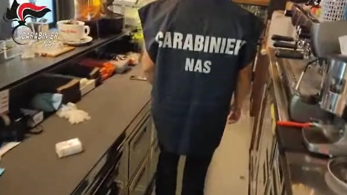 Nel Trapanese il ristorante che serviva (anche) cibi scaduti: chiuso dopo il blitz del Nas  