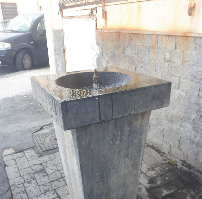 riposto fontana senza rubinetto a Torre Archirafi