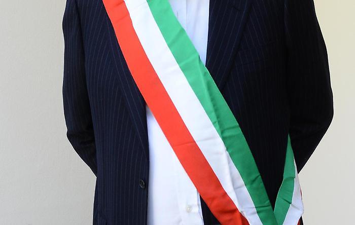Comuni: sindaco con fascia tricolore