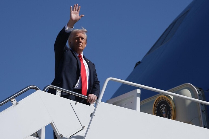 Hamas: «Nostro impegno sull'accordo se Israele lo rispetta». Trump assiste al rilascio dall'Air Force One: «La storia si scrive ora»