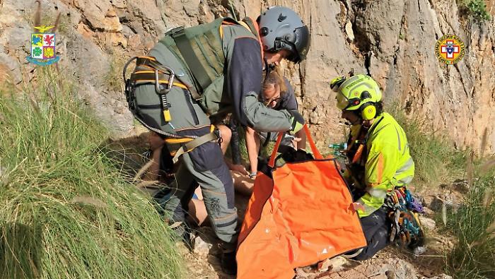 Elisoccorso e verricello salvano un climber francese ferito alla falesia di Salinella