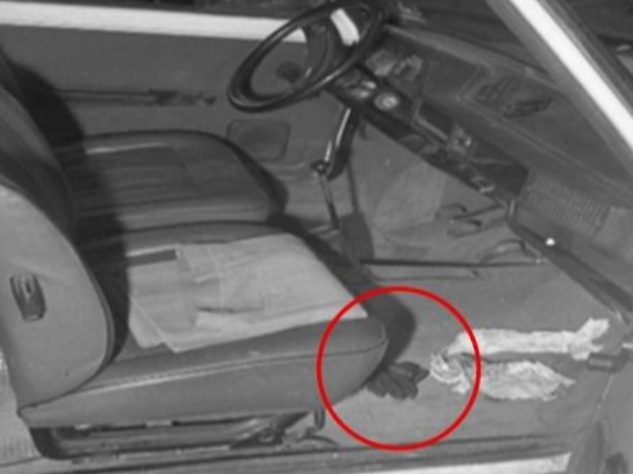 Delitto Mattarella, il giallo del guanto di pelle dimenticato dai killer nella Fiat 127. &laquo;Preoccupanti stranezze&raquo; nella gestione del reperto sparito