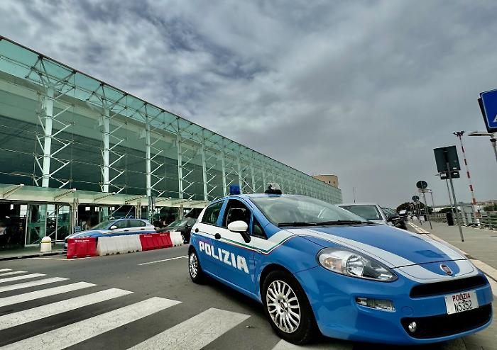 Turista svizzero perde il giubbotto con soldi e documenti nel parcheggio dell'aeroporto: un onesto catanese glielo restituisce