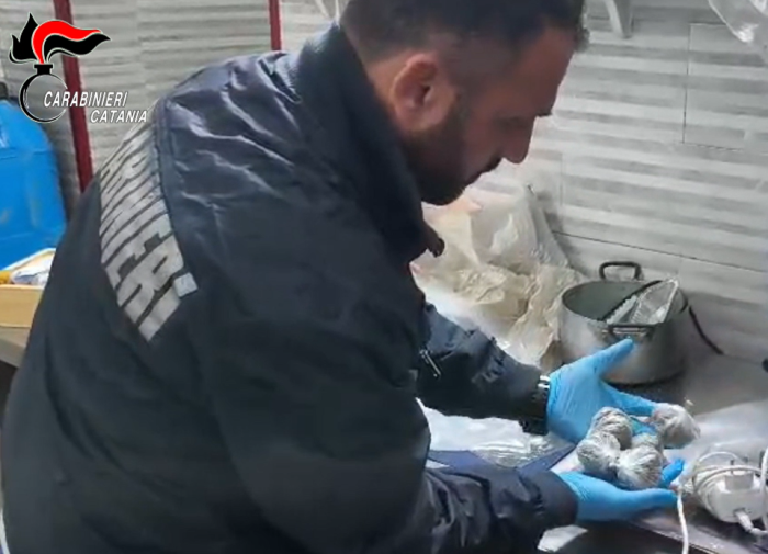 In macelleria teneva una pistola modificata, munizioni e droga: arrestato un 18enne a Catania