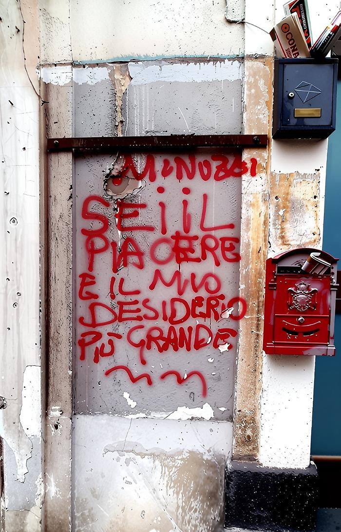 Innamorato e vandalo imbratta i palazzi di via Garibaldi