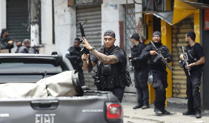 Almeno 60 morti negli scontri a fuoco nelle favelas della zona nord di Rio: Comando Vermelho in rappresaglia con blocchi stradali