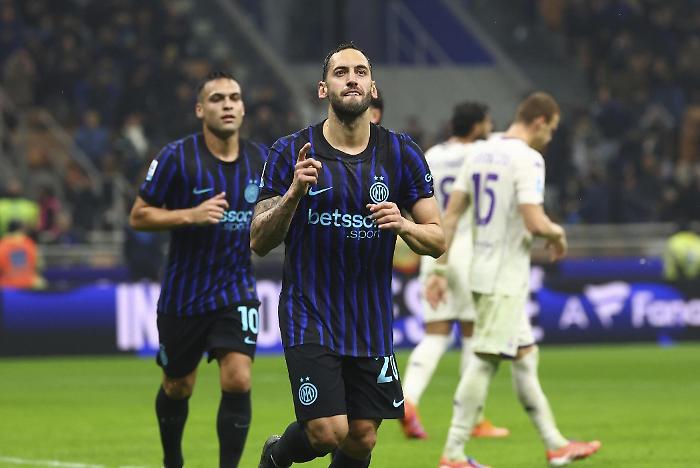 Doppio Calhanoglu e Sucic, l'Inter risponde al Napoli e affonda la Fiorentina