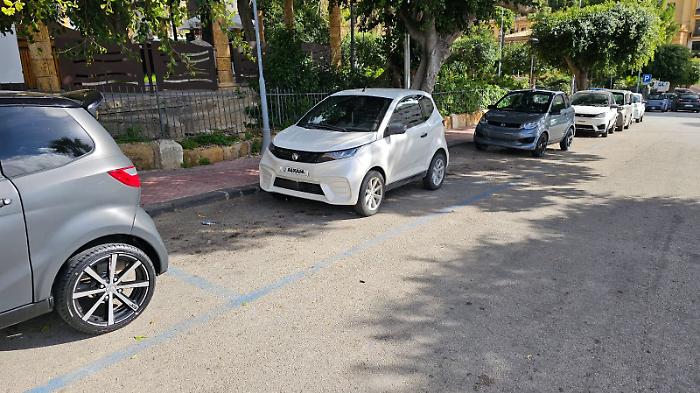 Il centro cittadino è terra di nessuno e spuntano anche i furbetti della park card