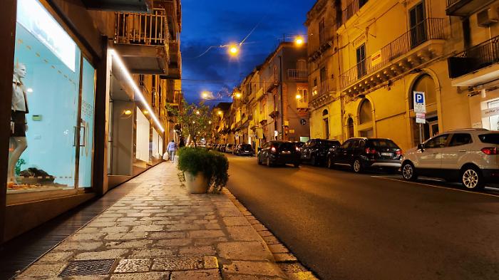 Il racconto dell'accoltellamento di corso Italia a Ragusa: "Il sangue è schizzato sulle vetrine dei negozi circostanti"
