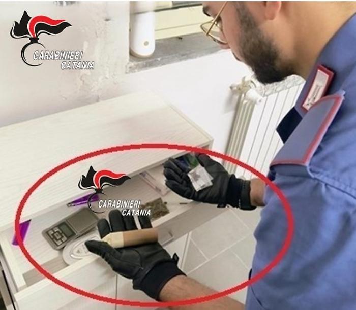 Piedimonte Etneo: spacciava dalla finestra di casa in pieno centro, denunciato un uomo di 53 anni