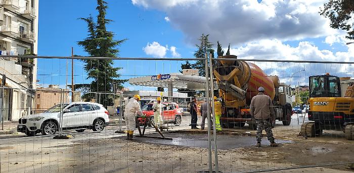 Si scava nelle strade già rifatte e il traffico esplode