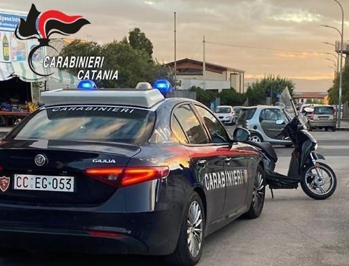 Blitz dei Carabinieri a Paternò: arrestati due giovani con 44 dosi di marijuana e 315 euro
