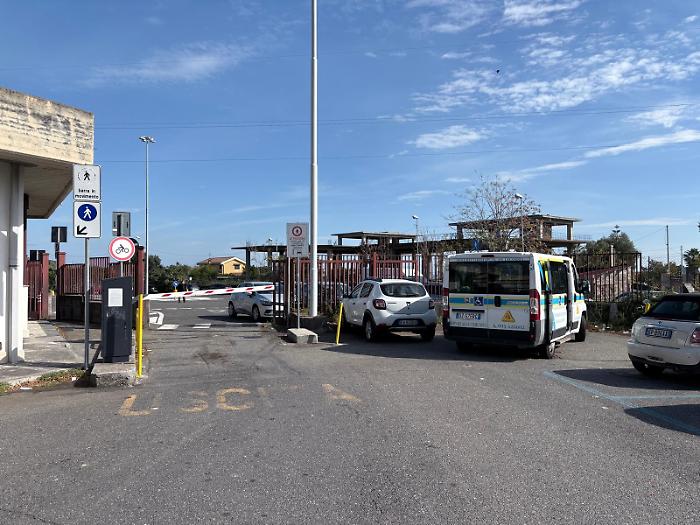 All'ospedale di Acireale la sbarra non si alza e l'ambulanza resta sotto... sequestro