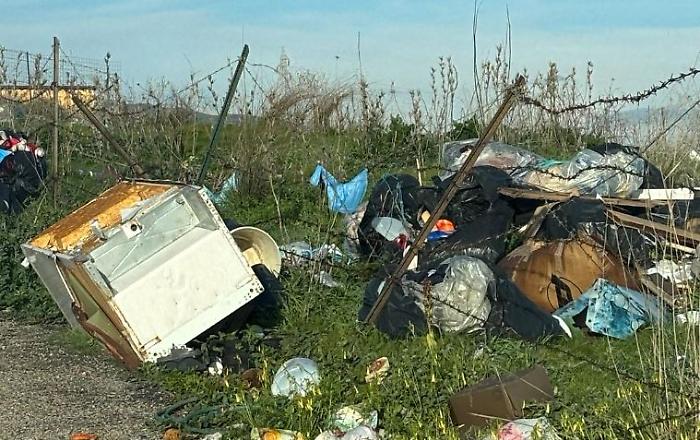 Gettavano rifiuti per strada e hanno formato una discarica abusiva: rinviati a giudizio 15 abitanti del quartiere Fontanelle ad Agrigento