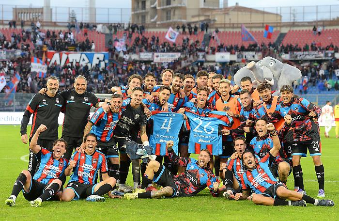 I giocatori del Catania dopo il 2-0 all'Altamura
