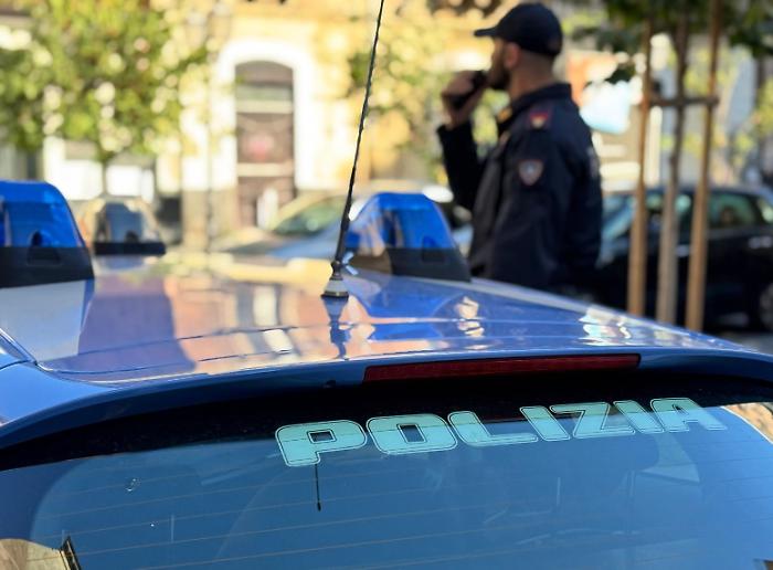 Viene fermato a bordo di un'auto rubata, catanese di 36 anni offre 30 euro ai poliziotti affinché lo lascino andare