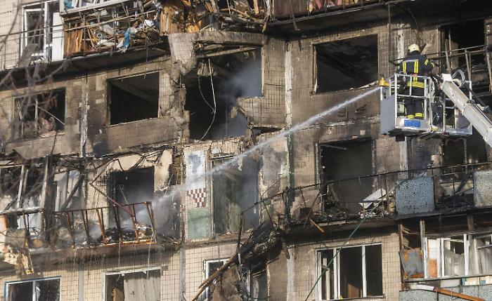 La battaglia dei droni: attacchi incrociati fra Russia e Ucraina. A Kiev un morto e decine di feriti;  in Russia a fuoco un terminal del petrolio