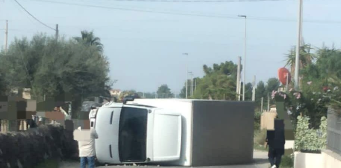 Comiso-Pedalino, l'autista ha un malore e il furgone si ribalta