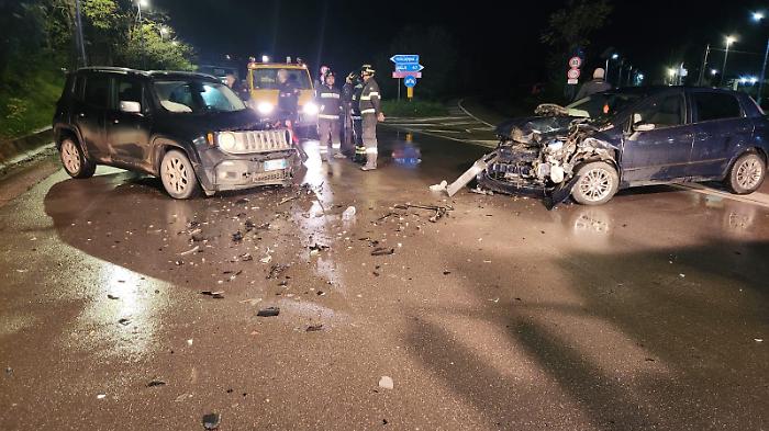 Scontro tra due auto all'ingresso nord: quattro feriti trasportati in ospedale