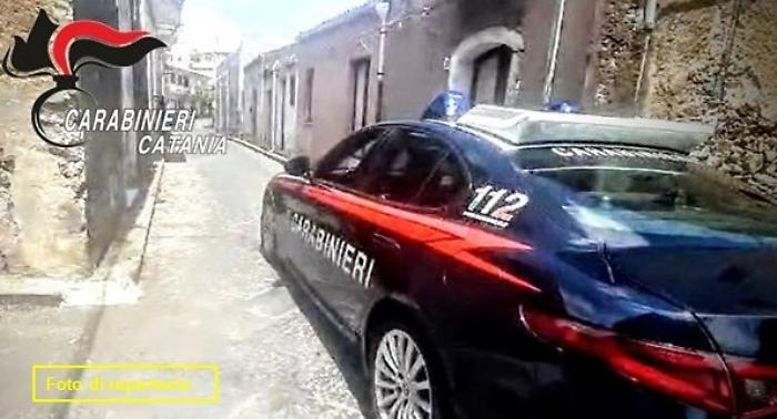 In macchina ubriaco fradicio e con un fucile pronto a sparare: prova a scappare e poi viene arrestato
