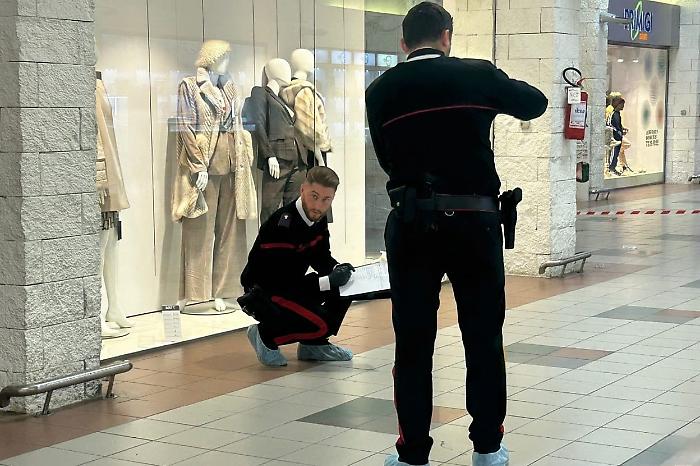 "Spaccata" notturna alla galleria Conforama di Riposto:  uno dei ladri lascia tracce di sangue